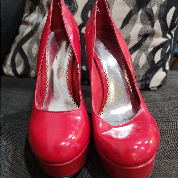Vintage Women’s Bebe Patent Red Faux Leather Heels, sz 8.5 - Picture 2 of 7